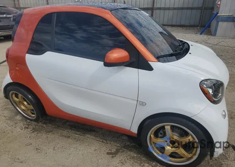 2016 Smart Fortwo z USA, uszkodzony, nr VIN WMEFJ5DA8GK047400